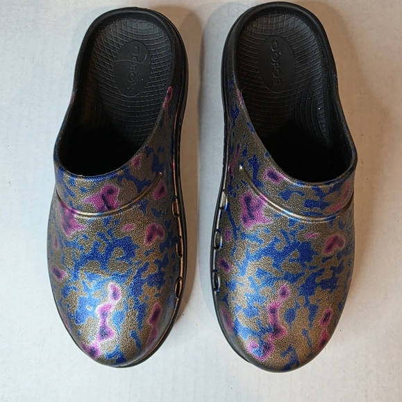Oofos OOcloog Limited Edition Metallic Print Recovery Clogs.  Unisex - Picture 3 of 11